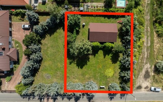 Cudowna ogrodzona drzewami, droga asfaltowa, Plan