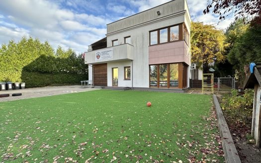 Budynek usługowy: przedszkole, szkoła, biura