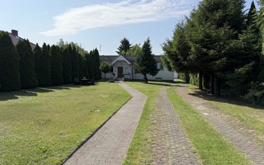 Przestronny parterowy dom z dużą działką i garażem